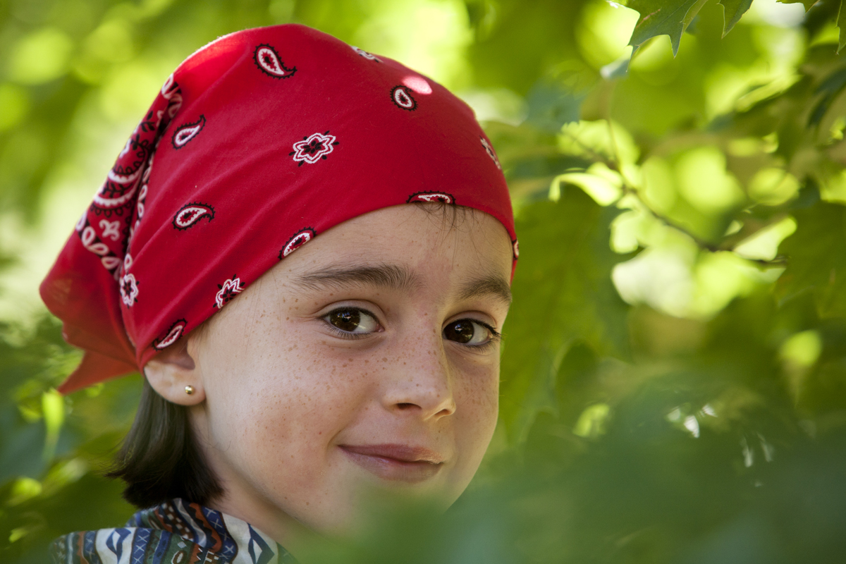 Niña de edad escolar mirando a cámara