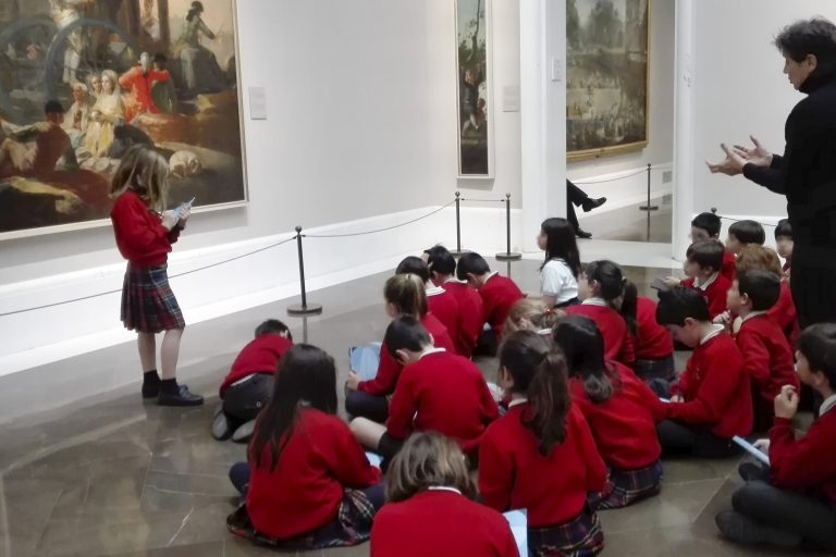 Visita cultural de un colegio con los guías de Aprendeaver